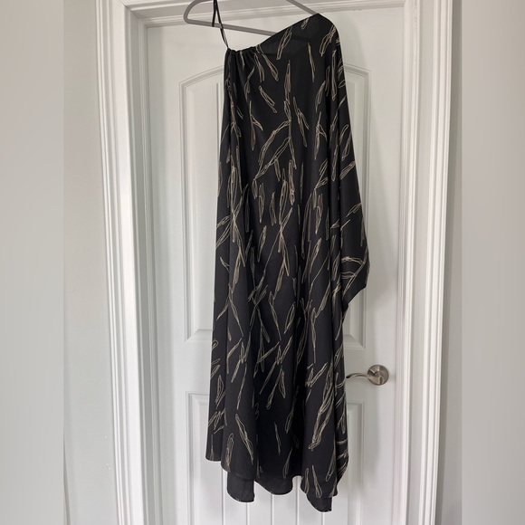 DIARRABLU Satu One-Shoulder Dress Black and Gold. - Picture 5 of 11